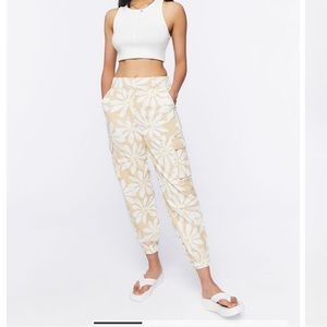 NWT forever 21 daisy print ankle joggers size medium